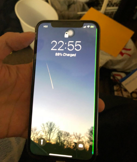 Weird green line appearing in the screen of iPhone X users - Gizchina.com