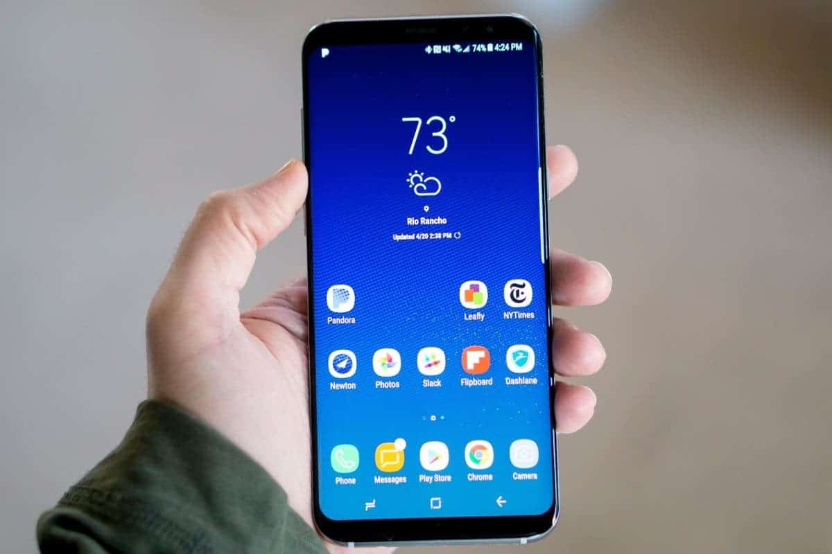 Автономный самсунг. Samsung Galaxy s8+ в руке. Самсунг финд. Samsung смартфоны из сетей. Find me Samsung.