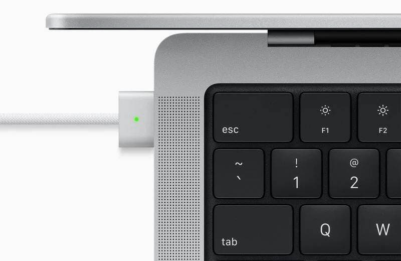 2022 MacBook Air MagSafe charging