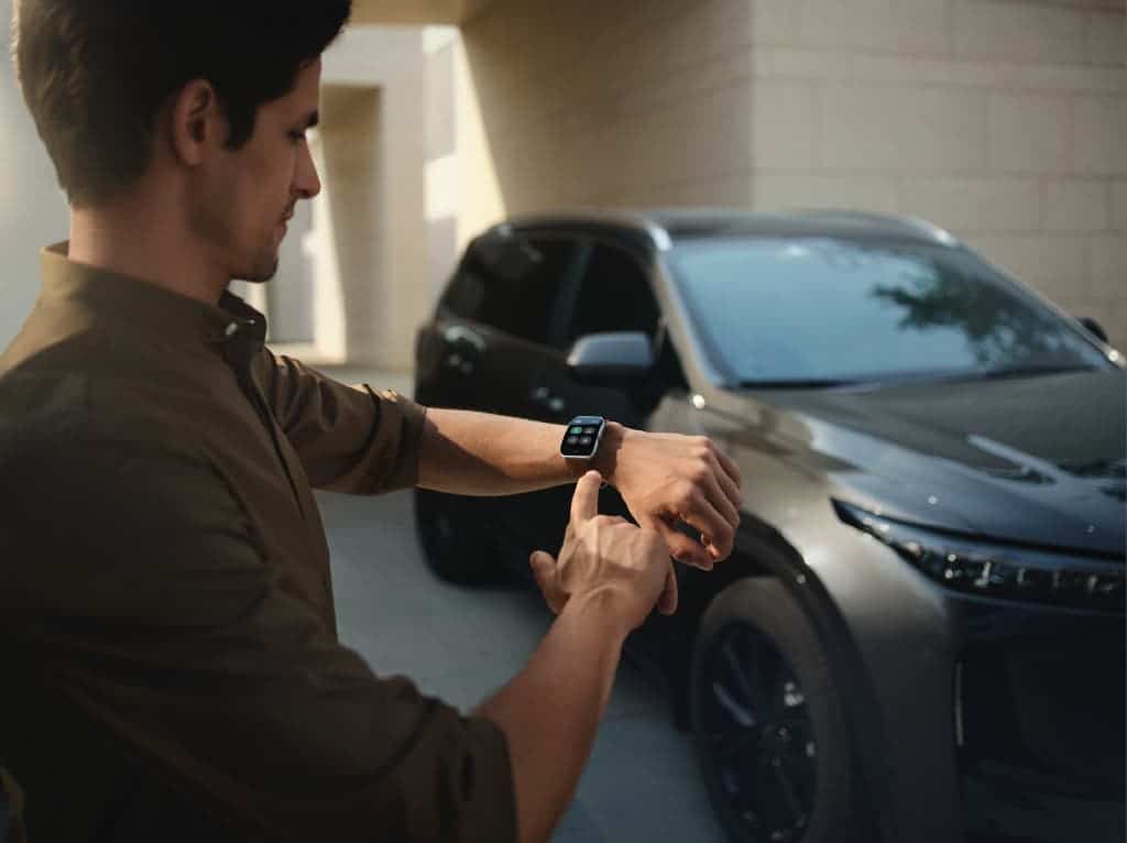 OPPO Watch opening the car