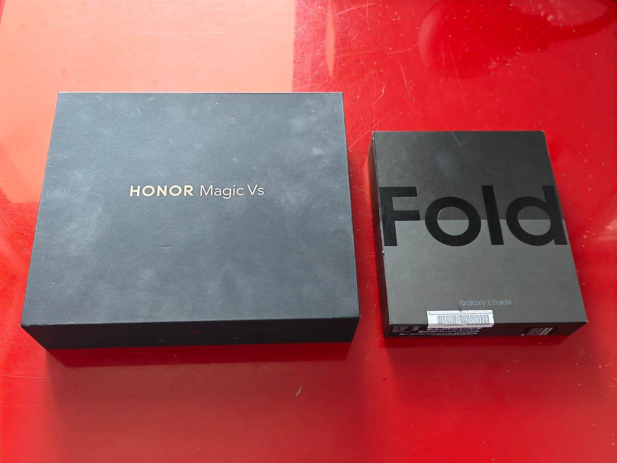 Honor Magic Vs Comparison with Samsung Galaxy Z Fold 4 - Box