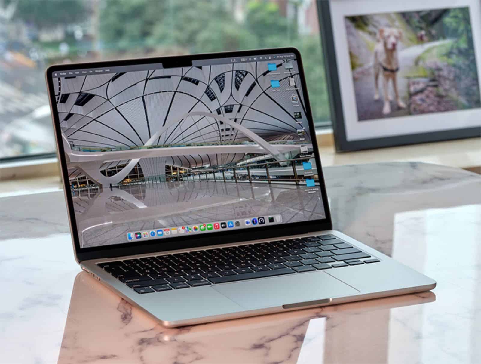 Apple MacBook Air 2022 - MacBook Pro OLED
