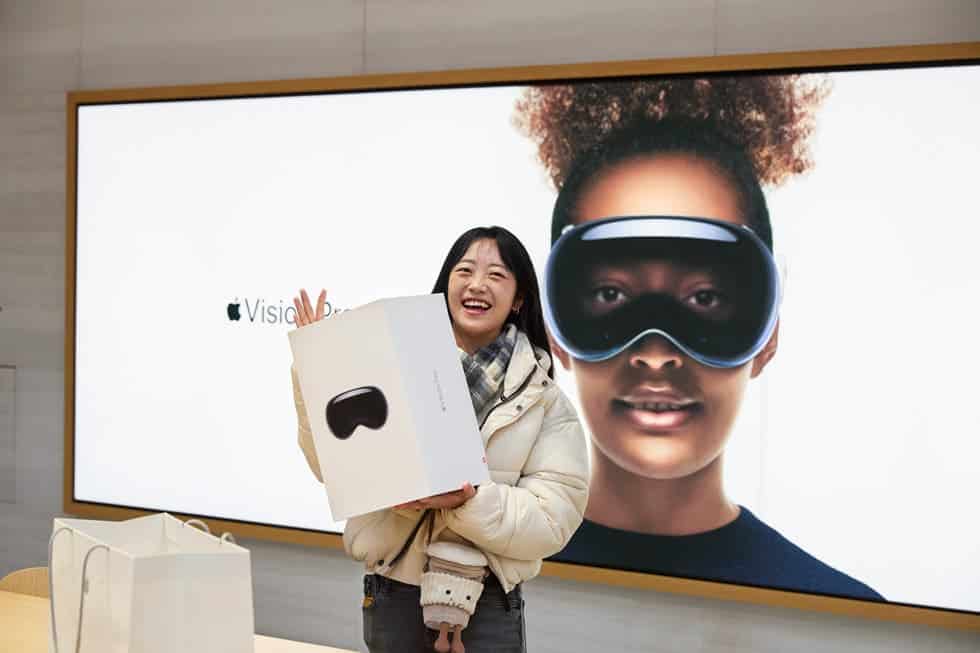 Apple Vision Pro Arrives in Apple Stores across the US