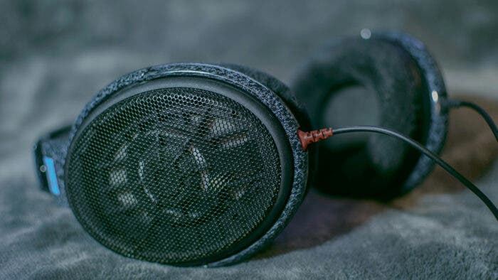 Wired headphones advantages