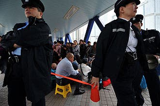 police guard the apple store in hong kong to prevent violence at the iPhone 4s launc