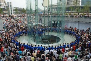 Shanghai-China-Apple-Store-Pudong-opening-July-10-2010