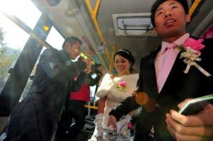 qingdao couple get married on the bus
